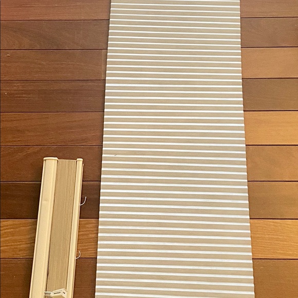 Hunter Douglas custom duette honeycomb blinds - Picture 3 of 7